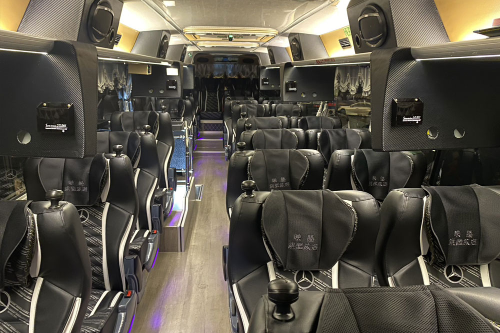 Benz三排椅遊覽車-車內環境